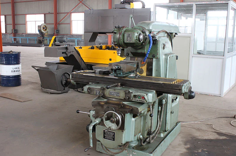 Universal Milling Machine 