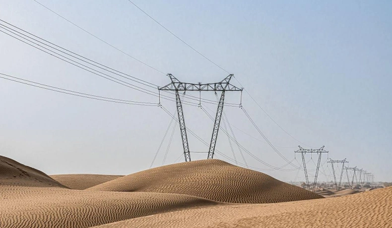 Башни линии электропередачи протяженностью 750 км, начало работы в пустыне Таклимакан